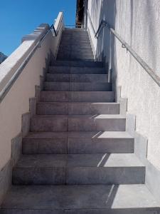 伊瓜苏Vila Dumont no Centro de Foz的通往大楼的楼梯