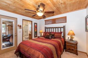 大熊湖008 - Bear Haven的一间卧室配有一张床和吊扇