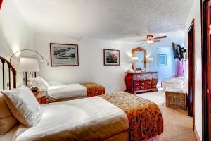 范尔Vail Run Resort的酒店客房设有两张床和电视。