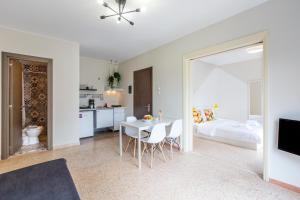 雅典Psirri Place economy apartments centrally located的一间带桌子的客厅和一间卧室