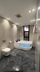 塔伊夫شاليهات سنتارا的带浴缸、卫生间和盥洗盆的浴室