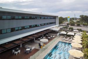 布莱克敦悉尼黑镇阿图拉酒店的享有酒店高空的景色,设有游泳池、桌子和遮阳伞