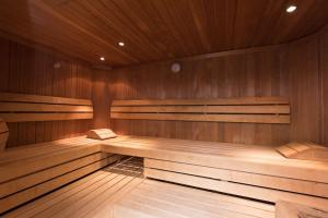 汉诺威翰诺威GHOTEL酒店的空空的桑拿浴室设有木墙和木地板