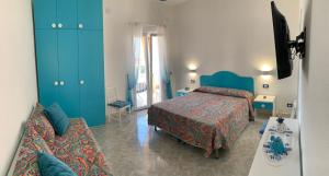 伊斯基亚Appartamenti Tina in Villa Restituta的一间卧室配有两张床和蓝色橱柜。