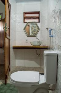 佩德拉斯港Marezal Suítes的一间带卫生间和水槽的浴室