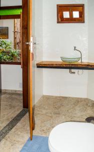 佩德拉斯港Marezal Suítes的一间带水槽和卫生间的浴室
