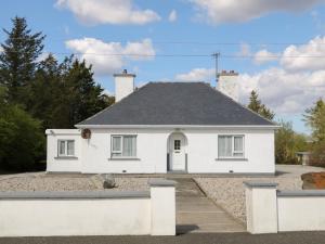 邓格洛Carnmore Cottage的白色房子,有灰色的屋顶