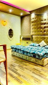 布赖代Al Saraya Chalet Families Only的一间卧室,卧室内配有一张大床