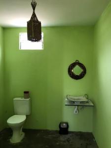 BarroquinhaMar Aberto_chale 3的绿色浴室设有卫生间和镜子