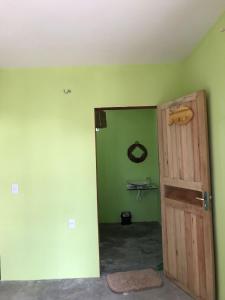 BarroquinhaMar Aberto_chale 3的一间空房间,有门和绿色的墙壁