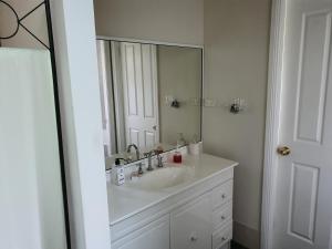 WallerawangThe Junction Estate COOL CALM COZY A Home N Host Property的一间带水槽和大镜子的浴室