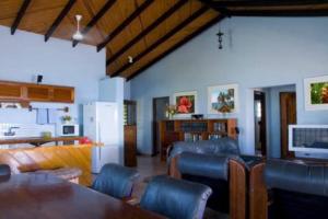 Vale Sekoula, Private Villa on the Ocean with Pool的休息区