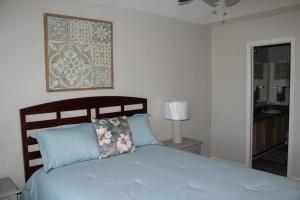 费耶特维尔Cheerful 2-Bedroom, 2 bath with private parking的卧室配有一张蓝色的床,墙上挂着一幅画