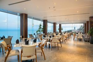 尼甘布Regal Réseau Hotel & Spa的一间设有桌椅的海洋餐厅