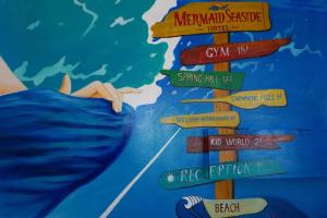 头顿Mermaid Seaside Hotel的画画画画画画画女的画,女的画标有标牌