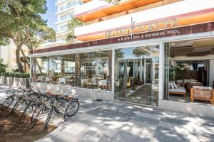 利尼亚诺萨比亚多罗Hotel Europa的停在餐厅外的一排自行车