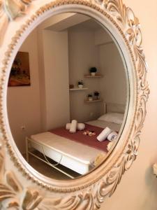 尼亚普拉莫斯Pink Rose Apartment的镜子反射着卧室,卧室里配有一张床