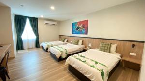 玻璃市港口Savana Hotel & Serviced Apartments的一间酒店客房,房间内设有两张床