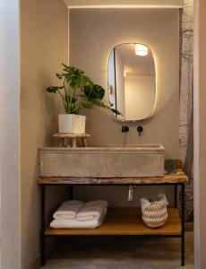 Chiloechesla posada de consuelito的一间带水槽和镜子的浴室