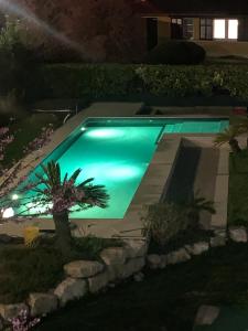 托尔博莱B&Bio Garda Ulivi的夜间在院子里的游泳池