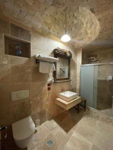 阿瓦诺斯沙发酒店的一间带水槽、卫生间和镜子的浴室