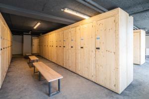 奥瑞斯Vacancéole - Les Ecrins d'Auris的长凳房间的一排木制储物柜