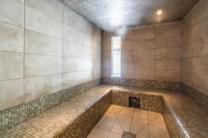 奥瑞斯Vacancéole - Les Ecrins d'Auris的一间带大浴缸及窗户的浴室