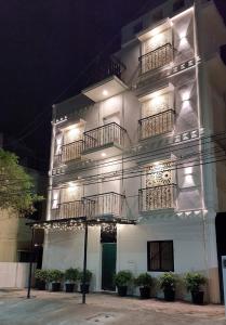钦奈Chippy Residency的带阳台和灯的白色建筑