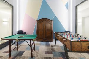 伯尔尼伯尔尼克罗伊茨现代城市酒店的一间带台球桌和桌上足球的房间