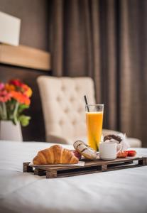鲁塞多瑙河大酒店 的一张桌子,上面放着一盘食物和一杯橙汁