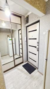塔拉兹Абсолютно новая квартира класса ЛЮКС的一间设有门和镜子的房间