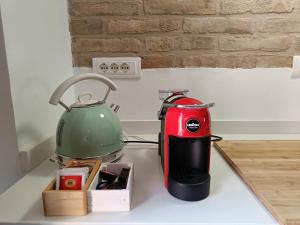 佩鲁贾I Capricci di Florian的厨房柜台上的红茶和红茶水壶