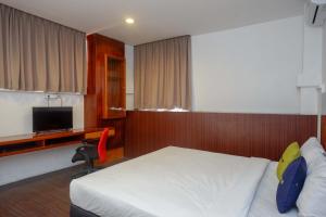 Urbanview Hotel Artama Simpang Lima by RedDoorz客房内的一张或多张床位