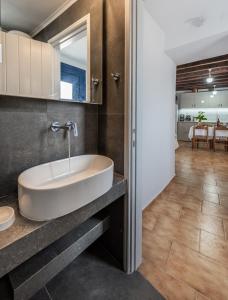 特里皮蒂Sofaki Milos的客房内的白色盥洗盆浴室