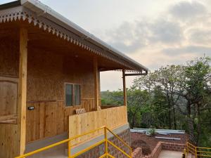 波戈马洛santanas wooden cottages的正在建造的房屋,有门廊