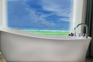蒂瑟默哈拉默Blue Wild - Yala - Plastic Free & Sustainable的浴缸以及海景窗户