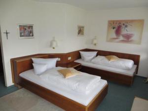 博伊龙Gäste- und Tagungshaus Maria Trost的两张睡床,位于带ermott的房间
