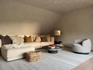 克诺克－海斯特luxe duplex met privé parking的客厅配有沙发和椅子