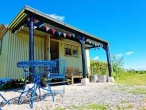 瓦伊河畔海伊Pen Bryn Shepherd Hut的屋前的蓝色野餐桌