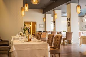 鲁塞多瑙河大酒店 的用餐室配有桌椅和灯光