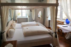 埃迪格尔-埃莱尔Alte Bürgermeisterei的一间卧室配有两张带白色枕头的床