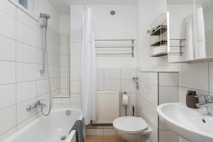 希尔德斯海姆FLATLIGHT - Shiny Apartment - Balcony - Central - Kitchen的白色的浴室设有卫生间和水槽。