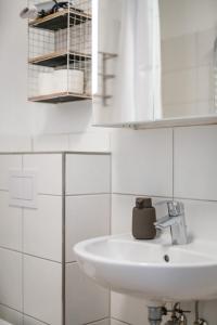 希尔德斯海姆FLATLIGHT - Shiny Apartment - Balcony - Central - Kitchen的白色的浴室设有水槽和镜子