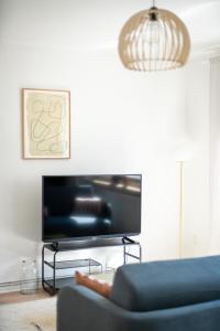 希尔德斯海姆FLATLIGHT - Shiny Apartment - Balcony - Central - Kitchen的带沙发和平面电视的客厅