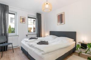 希尔德斯海姆FLATLIGHT - Shiny Apartment - Balcony - Central - Kitchen的卧室配有带毛巾的大型白色床