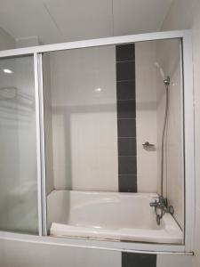卢穆特Rustic one bedroom unit for 4 pax with Sea View by JoMy Homestay的带淋浴和浴缸的浴室