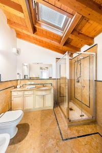 加尔多内-里维耶拉Poggio di Fasano 9 Apartment by Wonderful Italy的一间带卫生间和玻璃淋浴间的浴室