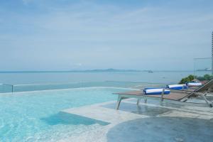 纳仲天Bayphere Hotel Pattaya的水中带桌椅的游泳池