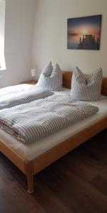 德累斯顿An den Elbwiesen的一张大床,上面有两个枕头