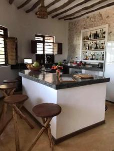 江比阿The Loft Zanzibar Kikadini Beach的厨房配有大柜台和凳子